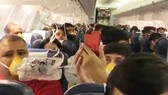 Hành khách đeo mặt nạ oxy khi máy bay Jet Airways bị mất áp suất cabin ngày 20-9-2018. Ảnh: TWITTER/DARSHAKHATHI