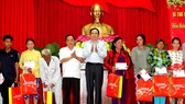 Chủ tịch Ủy ban Trung ương MTTQ Việt Nam trao quà cho hộ nghèo tại TP Cần Thơ