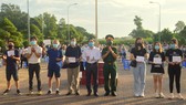 Trao giấy chứng nhận hoàn thành thời gian cách ly cho 140 công dân Việt Nam trở về từ Canada, Hàn Quốc. Ảnh: TUẤN QUANG