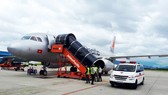 Xe cấp cứu chờ sẵn ở sân bay Đà Nẵng để cứu hành khách ngất xỉu trên chuyến bay BL211 từ Hà Nội đi Đà Lạt hạ cánh khẩn cấp xuống sân bay Đà Nẵng
