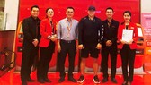 Bộ trưởng gửi thư khen tiếp viên trả hơn 230 triệu đồng khách bỏ quên trên máy bay