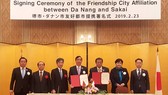 Ông Lê Trung Chinh, PCT UBND TP Đà Nẵng và ông Osami Takeyama, Thị trưởng TP Sakai ký kết Tuyên bố "Thành phố hữu nghị"