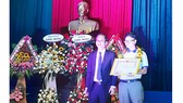 PGS.TS Nguyễn Bá Chiến, Hiệu trưởng Trường Đại học Nội vụ Hà Nội trao học bổng cho thủ khoa đầu vào năm học 2019-2020