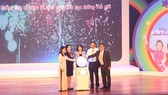 Phó Chủ tịch nước Đặng Thị Ngọc Thịnh cùng ban tổ chức thực hiện nghi thức phát động Ngày Sữa học đường năm học 2019-2019