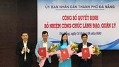 Ông Hồ Kỳ Minh, Phó Chủ tịch UBND TP Đà Nẵng trao quyết định bổ nhiệm đối với 3 lãnh đạo cấp sở ngành