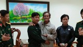 Ông Tịnh và bà Loan xúc động khi nhận lại tài sản bị đánh rơi trước đó
