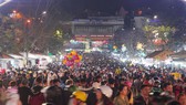 Biển người đổ về trung tâm Đà Lạt, du khách dựng lều nghỉ chân
