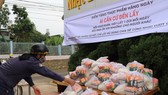 Lan toả tấm lòng thơm thảo, hàng trăm phần quà hỗ trợ người dân gặp khó khăn trong mùa dịch
