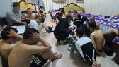 Bất chấp chỉ thị cách ly xã hội, hàng chục thanh niên tụ tập trong khách sạn dùng ma túy