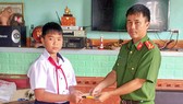 Học sinh nhặt được tiền, tìm người đánh rơi trả lại