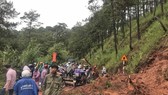 Đà Lạt: Mưa lớn khiến nhiều cây đổ, sạt lở đất gây ách tắc đèo Prenn