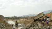 Truy tố 11 bị can chống hạn “trên giấy”