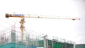 Một công trình có cần cẩu nằm ngay trên đường Trần Phú, Nha Trang
