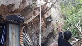 Lở đá giữa trưa, 2 mẹ con nguy kịch