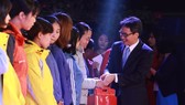 Trao 2.000 suất quà, tặng 7.000 vé xe về quê đón Tết