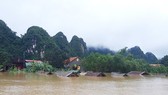 Mưa lũ lớn, dồn dập ập tới miền Trung