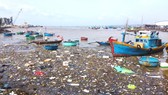 Rác thải phủ kín cả một khúc sông Cà Ty.