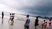 Vụ đuối nước tập thể thương tâm xảy ra tại bãi biển thuộc thị xã La Gi khiến 4 người chết, 2 người mất tích và 5 người bị thương.