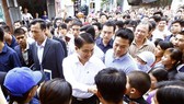 Chairman of the Hanoi People’s Committee Nguyen Duc Chung with residents in Dong Tam commune, My Duc district, Hanoi on April 22 (Photo: VNA)
