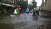 Nguyen Huu Canh street, Binh Thanh district was heavily flooded during a heavy rain in October last year (Photo: SGGP)