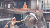 Police officers quickly inspected a barge in the Dong Nai river (Photo: Thanh Nien Newspaper)