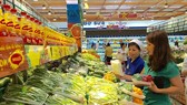 A customer buying vegetables at a supermarket in HCMC (Photo: SGGP)