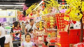 Supermarkets will increase opening time by 2-4 hours in days near the Tet holiday (Photo: SGGP)