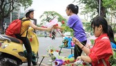 A flower selling spot in Nguyen Van Cu street (Photo: SGGP)