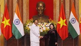 Vice President Dang Thi Ngoc Thinh (R) shakes hands with Vice President of India Venkaiah Naidu (Photo: VNA)