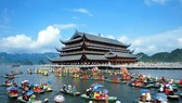 A boat performance on Tam Chuc Lake in front of Tam Chuc Pagoda in Ha Nam province on July 14 to mark the conclusion of the UN Day of Vesak 2019 (Photo: VNA)