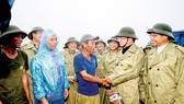 Deputy Prime Minister Trinh Dinh Dung (2nd, R) visits people in the fishing village in Ha Phong ward, Ha Long city, Quang Ninh province on August 2 (Photo: VNA)