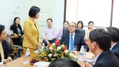 Vietnamese Ambassador to Singapore Tao Thi Thanh Huong receives the high-ranking delegation from HCMC (Photo: SGGP)