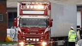 UK police investigate at the scene of the lorry containing 39 bodies in Grays, Essex, the UK (Source: Reuters/VNA)