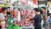 Consumers’ pork demand is still high despite price hike trend (Photo: SGGP)