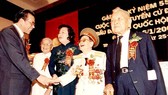Đồng chí Dương Quang Đông (bìa phải) tại lễ kỷ niệm 55 năm Ngày tổng tuyển cử đầu tiên bầu Quốc hội. Ảnh: Gia đình đồng chí Dương Quang Đông cung cấp