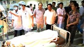 Lãnh đạo tỉnh Hòa Bình tới thăm bệnh nhân chạy thận bị sự cố