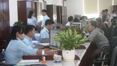 Người dân được cán bộ, công chức ở Trung tâm Hành chính công Long An phục vụ niềm nở