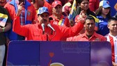 Tổng thống Venezuela Nicolas Maduro (giữa) phát biểu trước những người ủng hộ trong cuộc míttinh kỷ niệm 20 năm cuộc Cách mạng Bolivar, do cố Tổng thống Hugo Chavez khởi xướng, ở Caracas ngày 2-2-2019. Ảnh: AFP/TTXVN