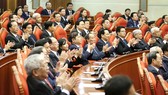 Các đồng chí Ủy viên Trung ương Đảng dự phiên bế mạc hội nghị. Ảnh: TTXVN