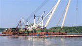 Khu vực tàu Vietsun Integrity bị chìm trên sông Lòng Tàu, đang được trục vớt. Ảnh: TTXVN