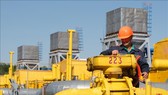 Công nhân làm việc tại cơ sở dự trữ khí đốt Bilche-Volytsko-Uherske ở gần làng Bilche, khu vực Lviv, Ukraine. Ảnh: AFP/ TTXVN