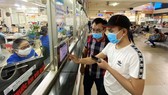 Hành khách khai báo y tế tại Bến xe miền Đông chiều 27-3. Ảnh: CAO THĂNG
