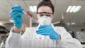 Nghiên cứu điều chế vaccine ngừa virus SARS-CoV-2 tại phòng thí nghiệm của Trung tâm phòng chống dịch bệnh Mỹ. Ảnh: Medical News Today/TTXVN