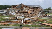 Nhà cửa bị hư hại sau bão và lốc xoáy tại thành phố Monroe, bang Louisiana, Mỹ ngày 13-4-2020. Ảnh: AFP/TTXVN