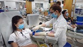 Người dân đến hiến máu nhân đạo đều được trang bị đầy đủ biện pháp phòng chống dịch. Ảnh: HOÀNG HÙNG