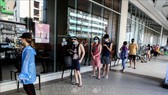 Dự báo kinh tế ở các nước đang phát triển sẽ giảm 2% trong năm nay. Người dân Philippines xếp hàng bên ngoài một cửa hiệu ở Manila. Ảnh: THX/TTXVN