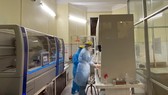Xác định virus SARS-CoV-2 bằng máy sinh học phân tử Realtime PCR tự động. Ảnh: TTXVN