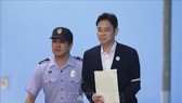 Người thừa kế tập đoàn Samsung Lee Jae-yong (phải) rời Tòa án quận trung tâm Seoul, Hàn Quốc ngày 25/8/2017. Ảnh tư liệu: AFP/TTXVN