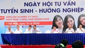 Thí sinh bám sát đề thi tham khảo để ôn tập