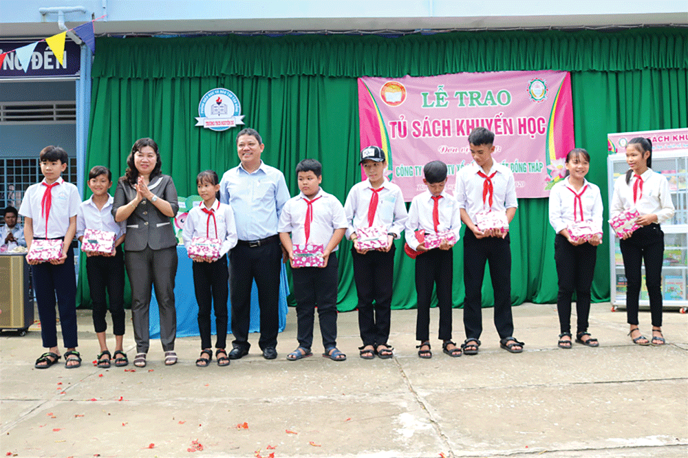 Công ty TNHH MTV XSKT Đồng Tháp trao nhà cho cựu chiến binh, trao học bổng, tặng tủ sách cho học sinh